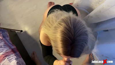 Рыжая смокча член і трахаецца, атрымліваючы сперму на яе дупу